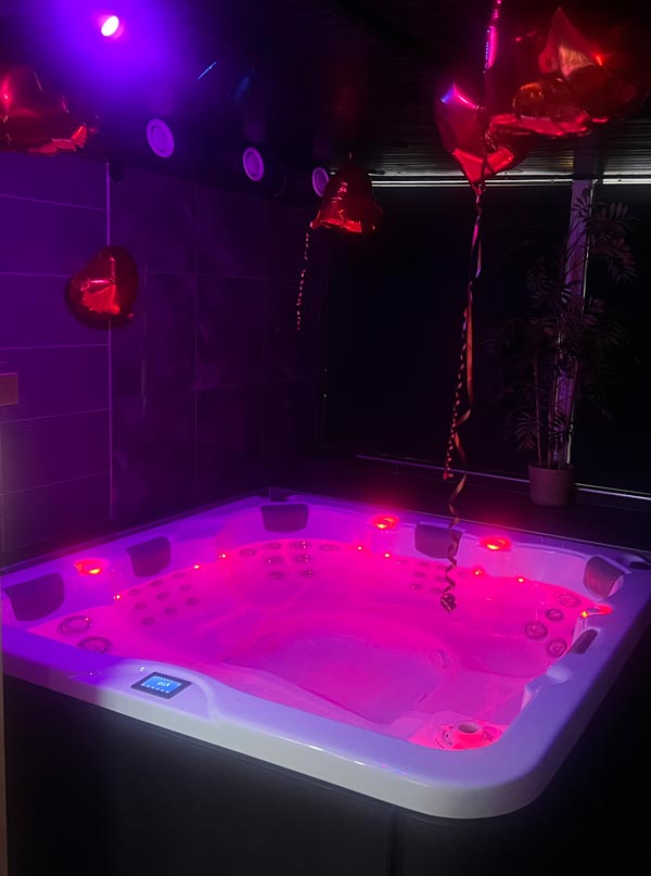 Bubbelpool med ballong-hjärtan