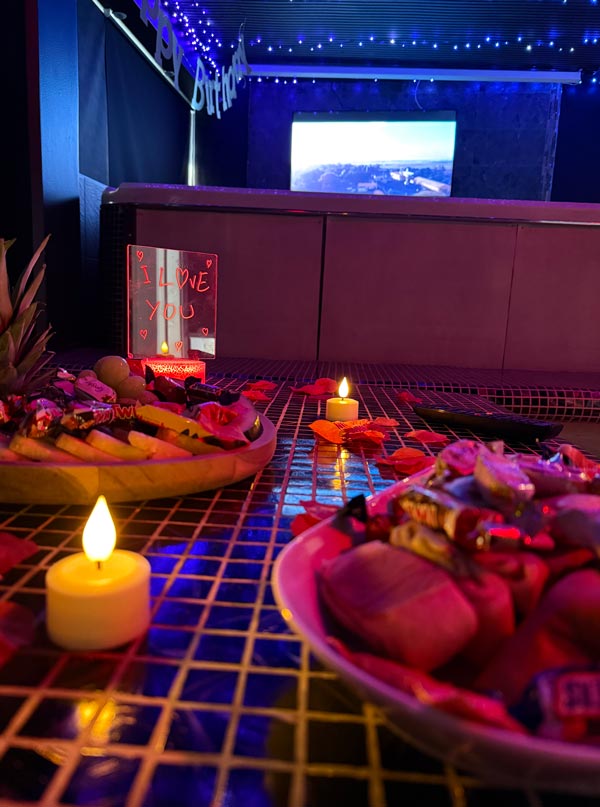 Tilltugg med ljus och rosblad